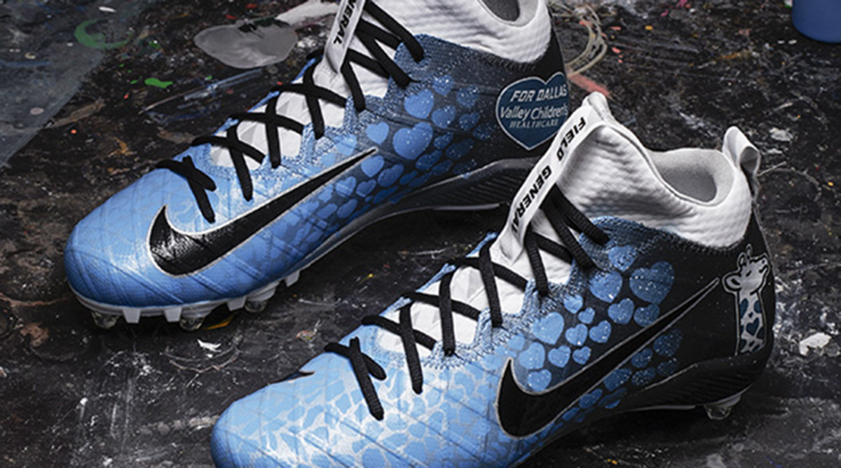 derek-carr-week-13-cleats.jpg